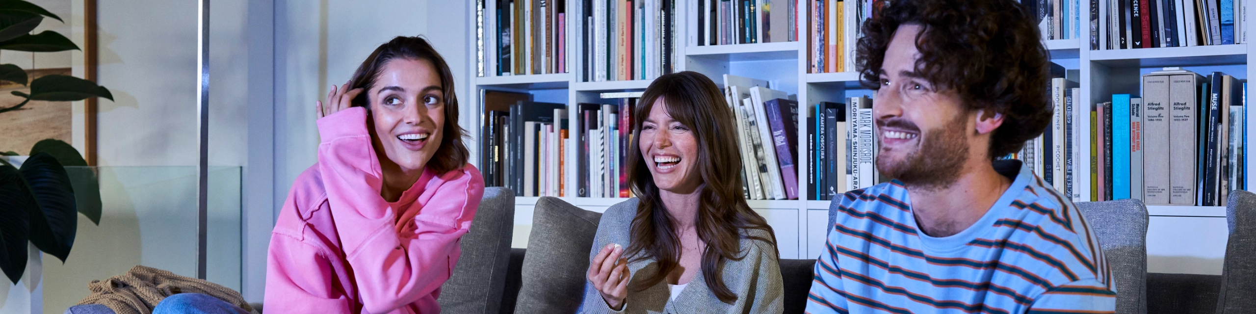 Famiglia o amici seduti sul divano – simbolo di sicurezza finanziaria grazie all’assicurazione sul credito.