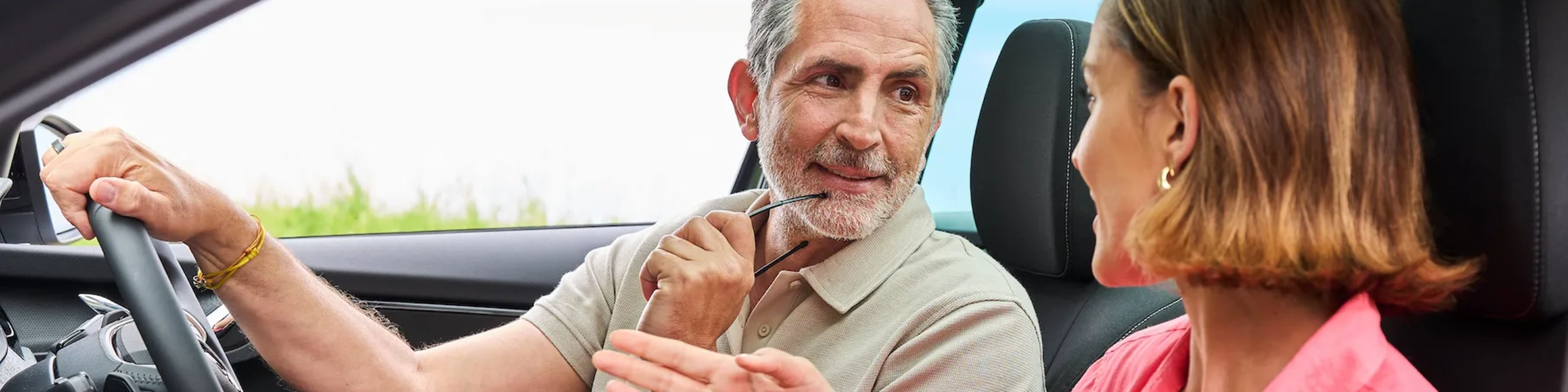 Un homme et une femme discutent dans une voiture – image symbolique d’un partenariat de leasing avec BANK-now