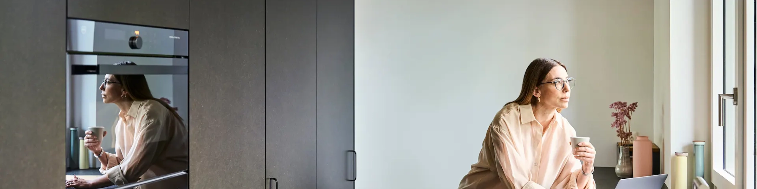 Frau arbeietet zu Hause an einem Laptop und nutzt das digitale Kundenportal My BANK-now