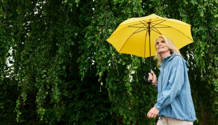 Woman with a yellow umbrella - conveys a sense of security through credit insurance