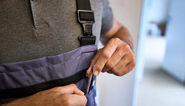 Pessoa em traje de trabalho guardando a caneta após concluir um seguro de leasing