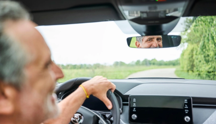 Mann fährt entspannt durch die Landschaft - vermittelt das Gefühl von Freiheit durch ein Leasing
