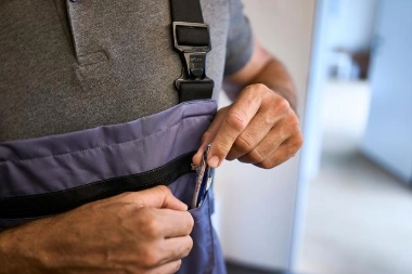 Pessoa em traje de trabalho guardando a caneta após concluir um seguro de leasing