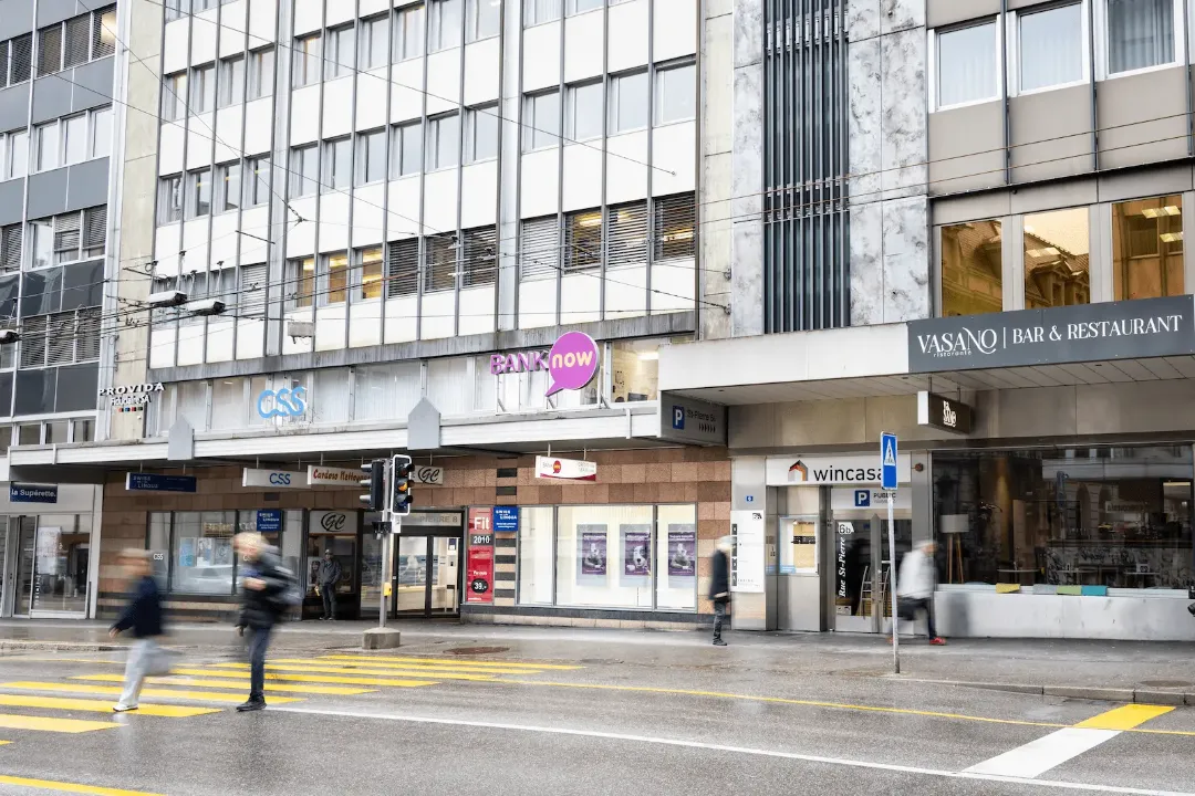 BANK-now Filiale Fribourg – Eingangsbereich mit Zugang zur Filiale