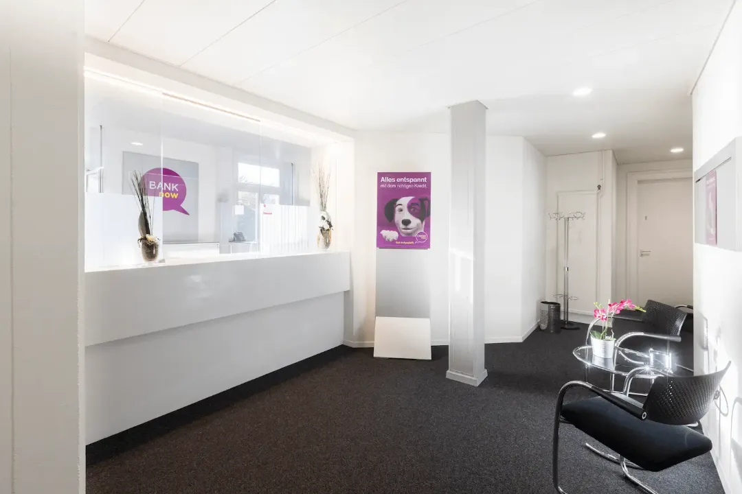 Área de espera da filial BANK-now Lucerna com assentos e ambiente claro.