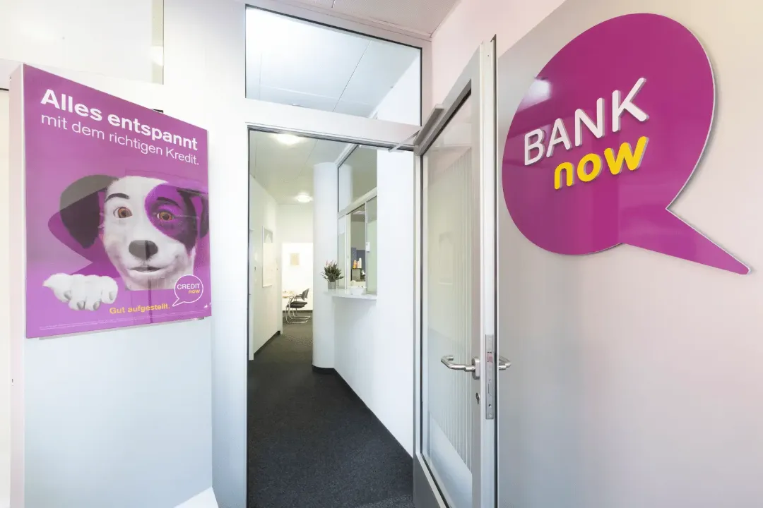 Innenbereich der BANK-now Filiale St. Gallen mit offenem Eingangsbereich und Sicht Richtung Empfang.