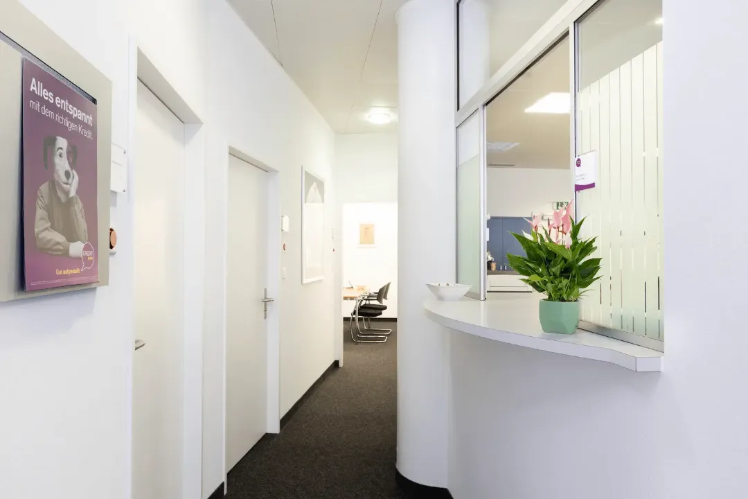 Flurbereich der BANK-now Filiale St. Gallen mit Türen und Sicht auf den Empfang.