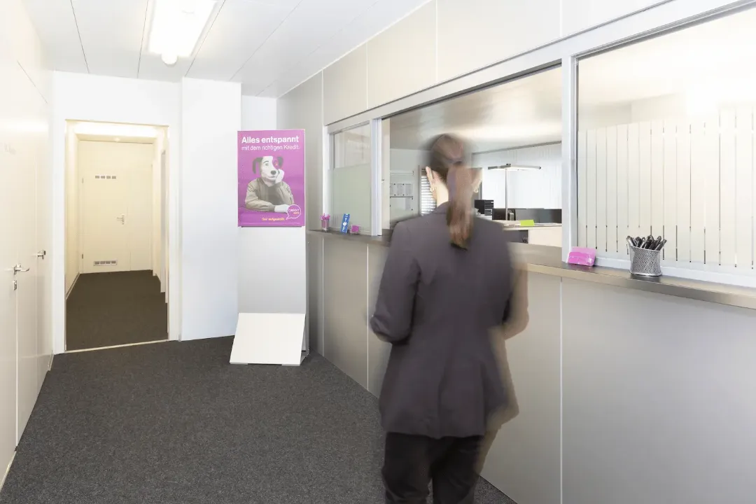 Área de atendimento da filial BANK-now Winterthur com balcão e cartaz ao fundo.