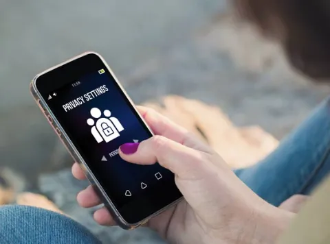 Nahaufnahme auf Smartphone mit Icon für persönliche Daten