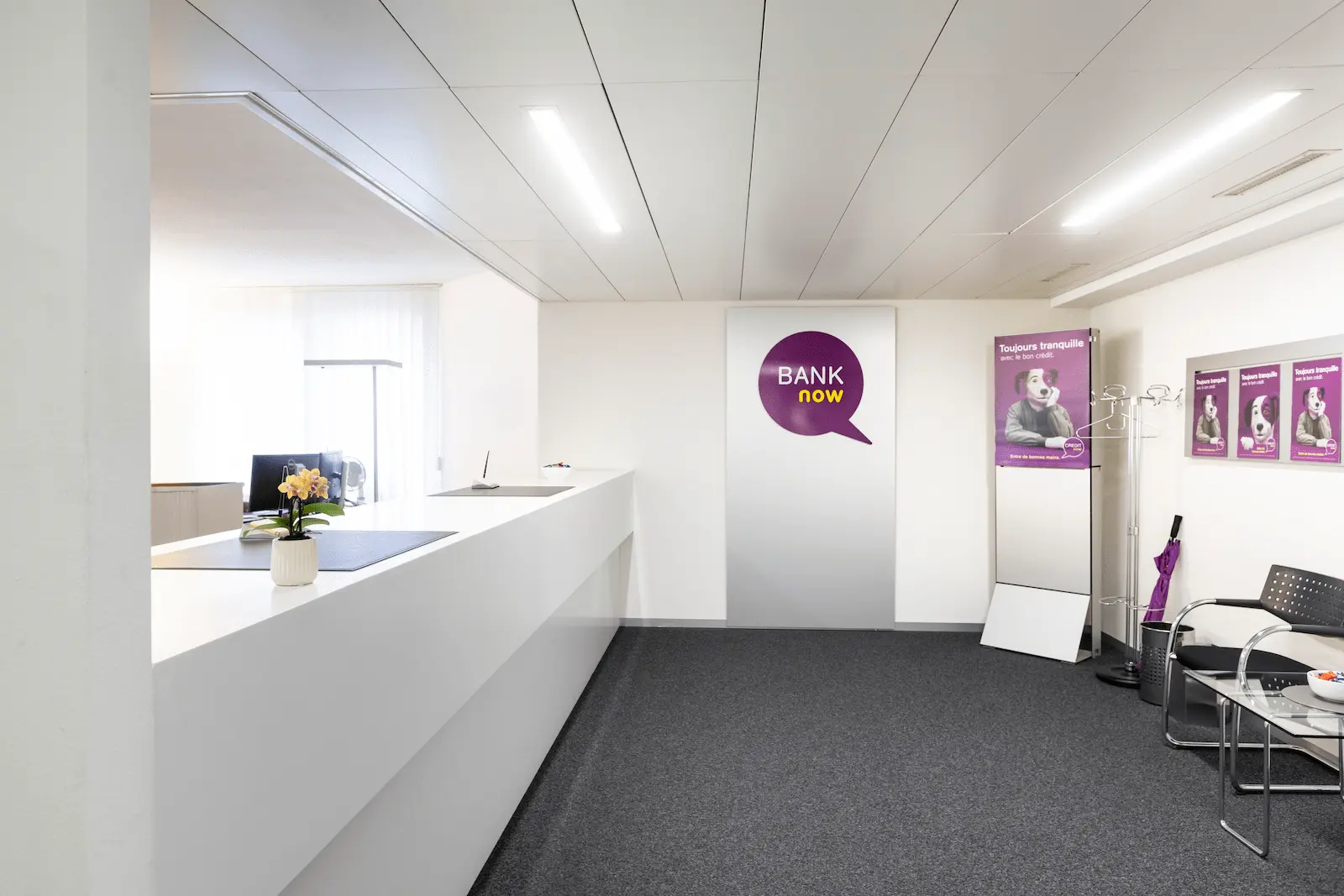 BANK-now branch Lausanne – reception area with service desk